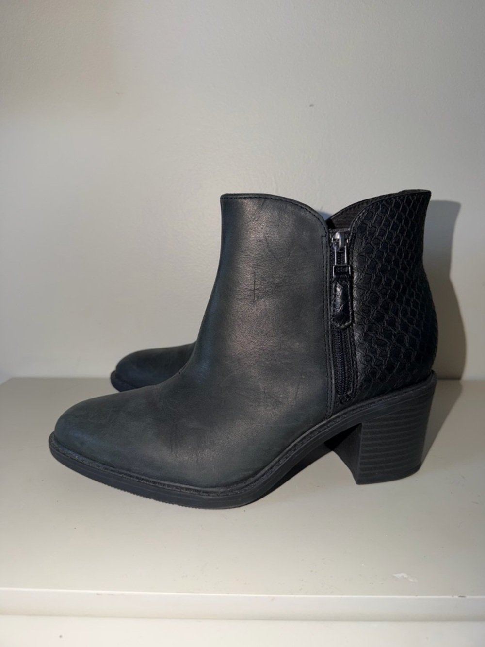 Clarks Women's Black Leather‎ Ankle Booties - Slip-On Chelsea Style